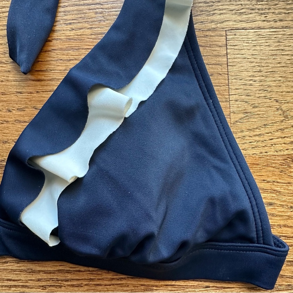 Boden Women’s Wireless bikini top blue And Ivory size 6 with ruffles And ruching - Picture 4 of 16
